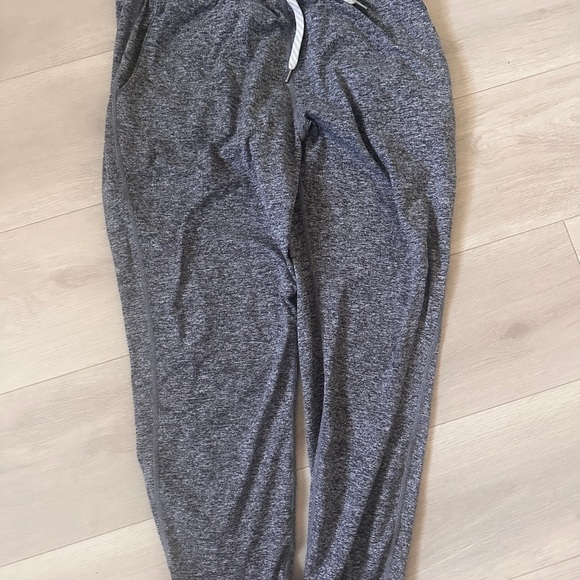 Vuori Performance Joggers and Halo PerformanceHoodie. In Heather grey. - Picture 3 of 5